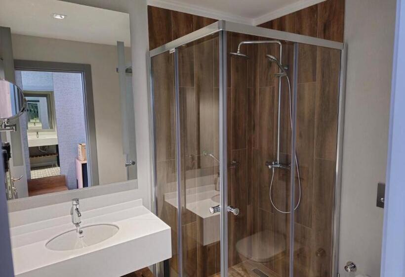 هتل Ramada Encore By Wyndham Istanbul Arnavutkoy