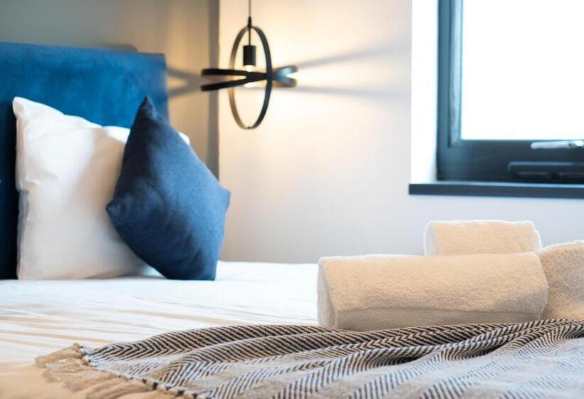 Midsummer House Premium Apartments With Sofa Beds & Sky Tv & Free Parking