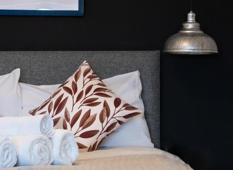 Midsummer House Premium Apartments With Sofa Beds & Sky Tv & Free Parking