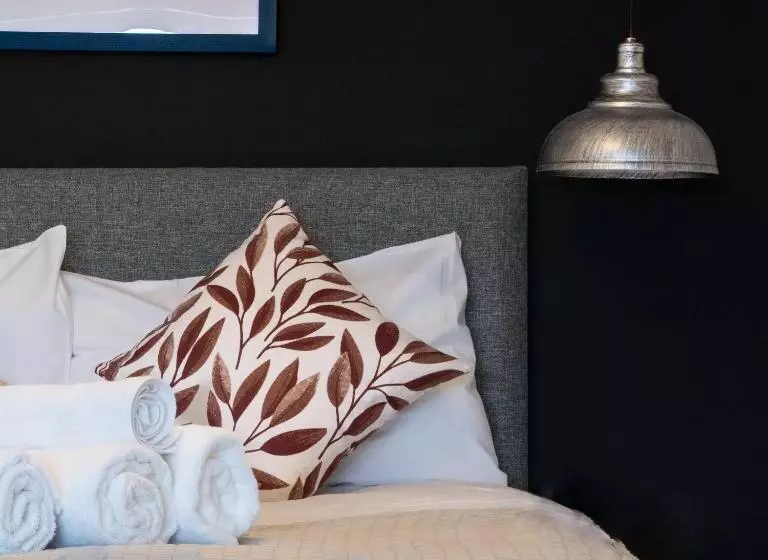 Midsummer House Premium Apartments With Sofa Beds & Sky Tv & Free Parking