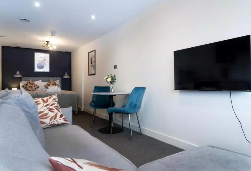 Midsummer House Premium Apartments With Sofa Beds & Sky Tv & Free Parking