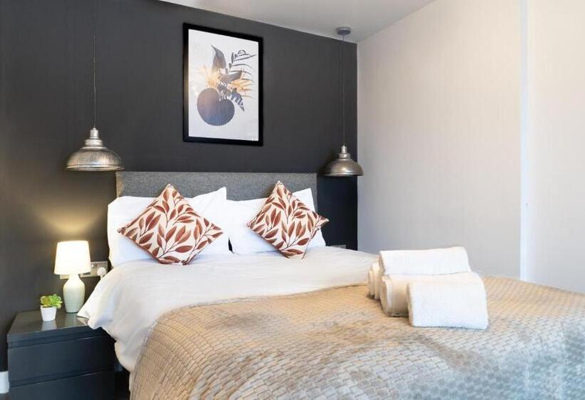 Midsummer House Premium Apartments With Sofa Beds & Sky Tv & Free Parking