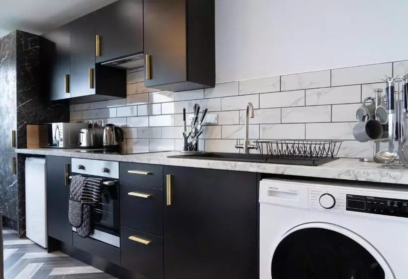 Midsummer House Premium Apartments With Sofa Beds & Sky Tv & Free Parking