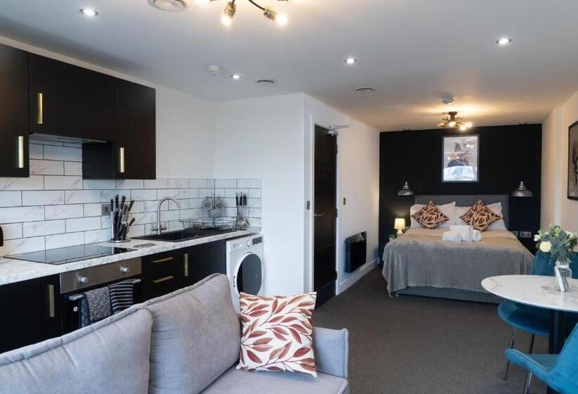 Midsummer House Premium Apartments With Sofa Beds & Sky Tv & Free Parking