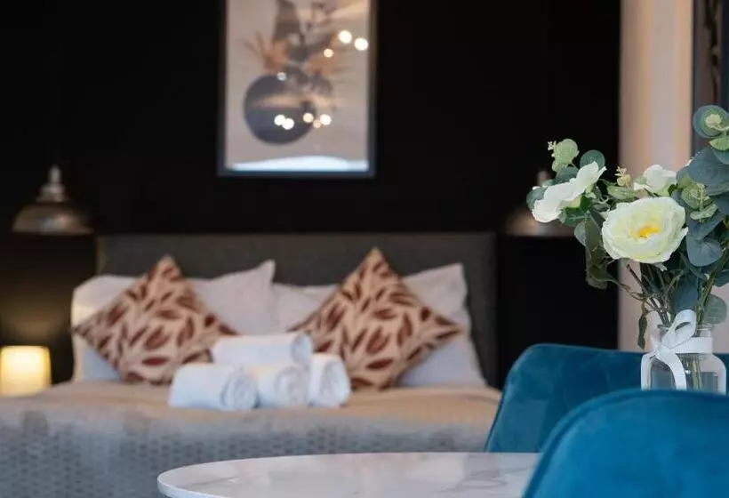 Midsummer House Premium Apartments With Sofa Beds & Sky Tv & Free Parking