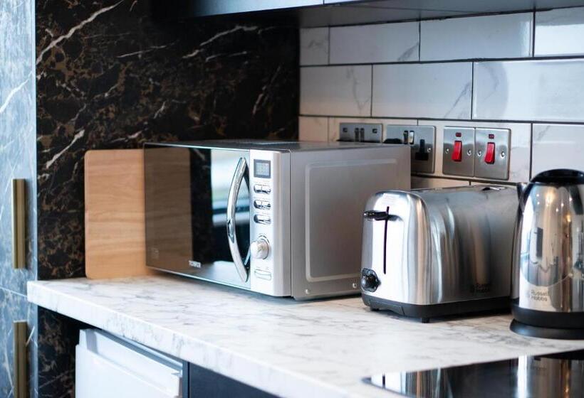 Midsummer House Premium Apartments With Sofa Beds & Sky Tv & Free Parking