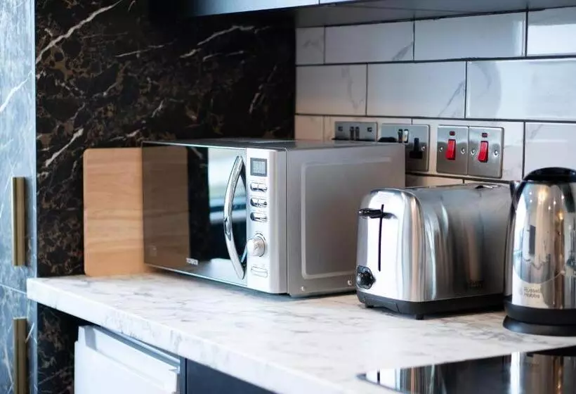 Midsummer House Premium Apartments With Sofa Beds & Sky Tv & Free Parking