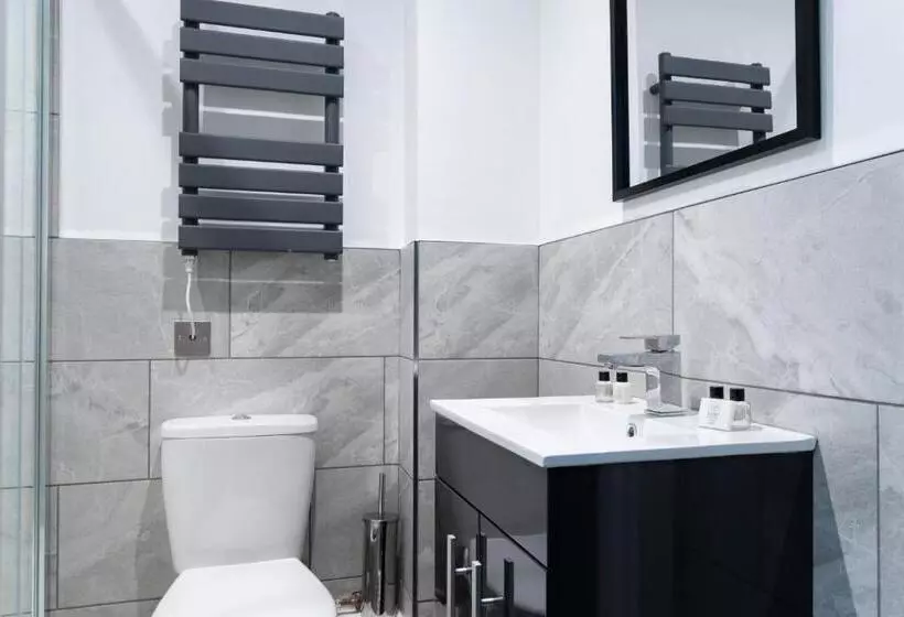 Midsummer House Premium Apartments With Sofa Beds & Sky Tv & Free Parking