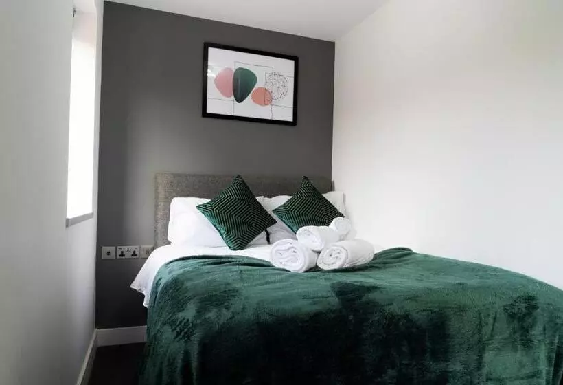 Midsummer House Premium Apartments With Sofa Beds & Sky Tv & Free Parking