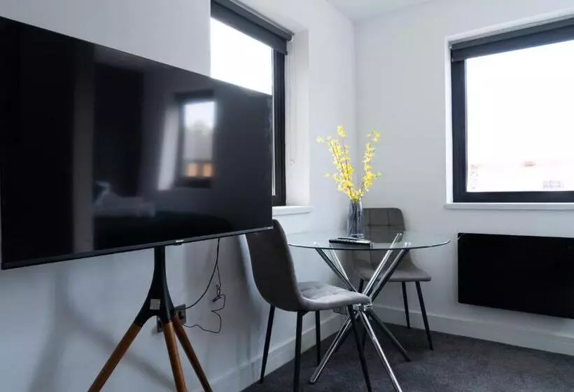 Midsummer House Premium Apartments With Sofa Beds & Sky Tv & Free Parking