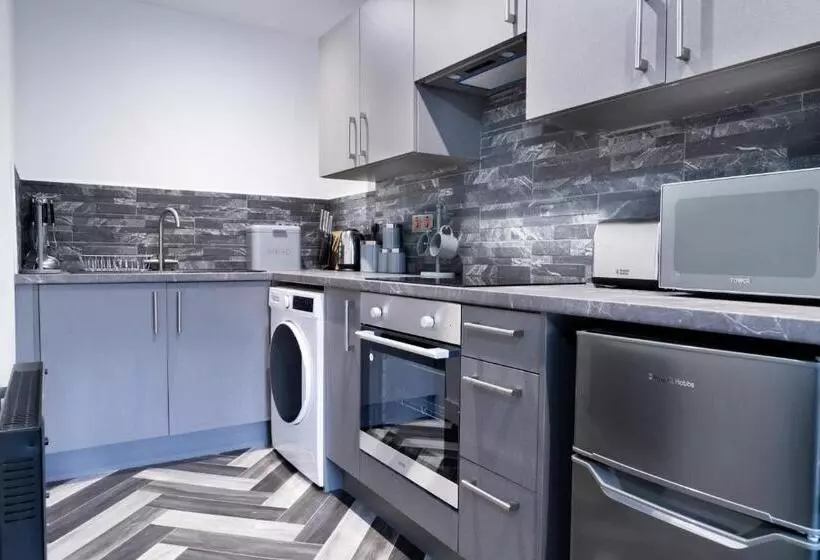 Midsummer House Premium Apartments With Sofa Beds & Sky Tv & Free Parking