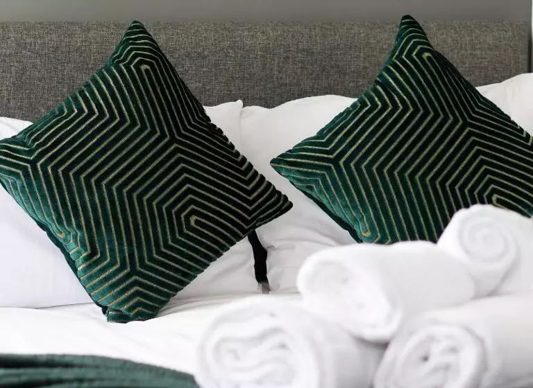 Midsummer House Premium Apartments With Sofa Beds & Sky Tv & Free Parking