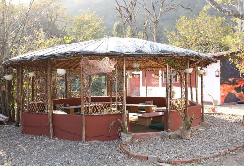 Hotelli The Roxxy Royal Resort