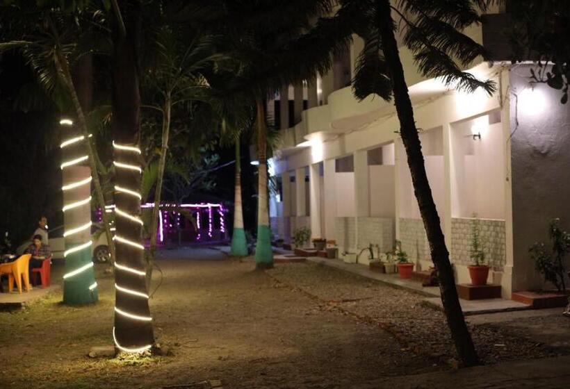 Hotelli The Roxxy Royal Resort