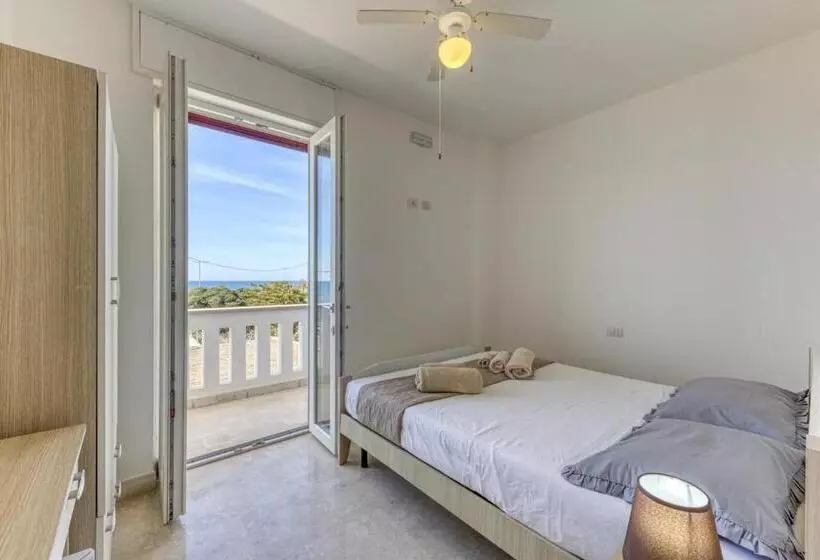 Majatalo Camere Arcobaleno Vicino Al Mare A Torre San Giovanni