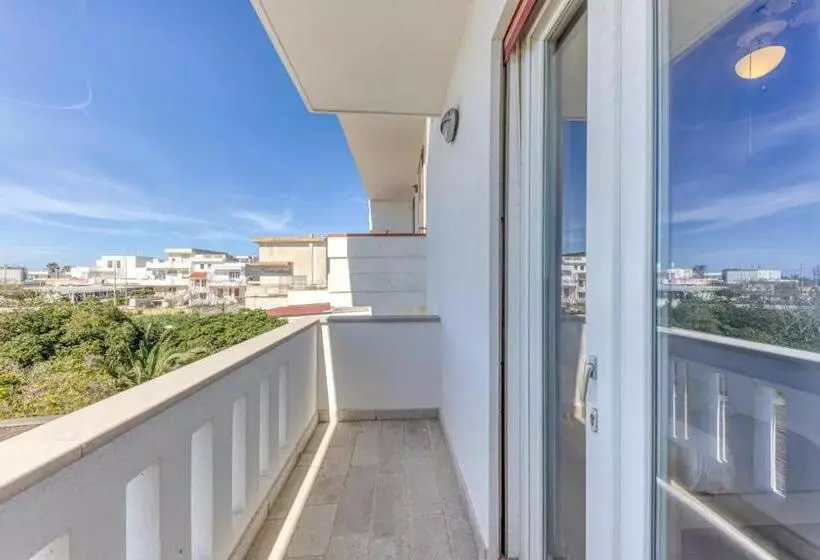 Majatalo Camere Arcobaleno Vicino Al Mare A Torre San Giovanni