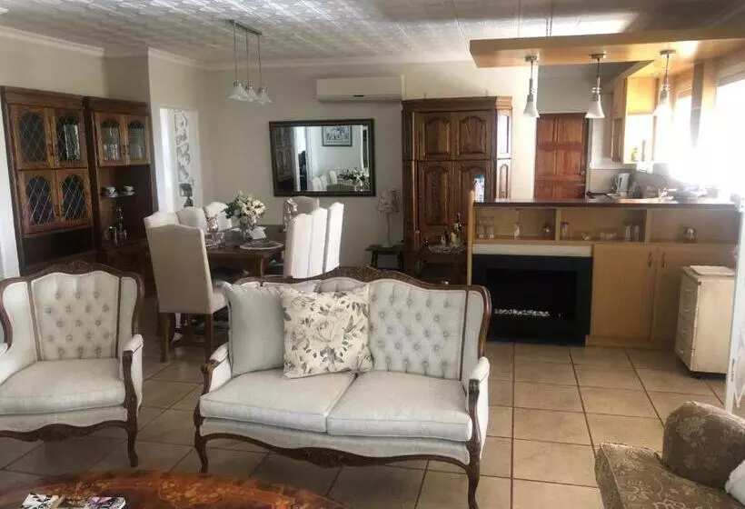 Majatalo Rose And Ivy Cottages