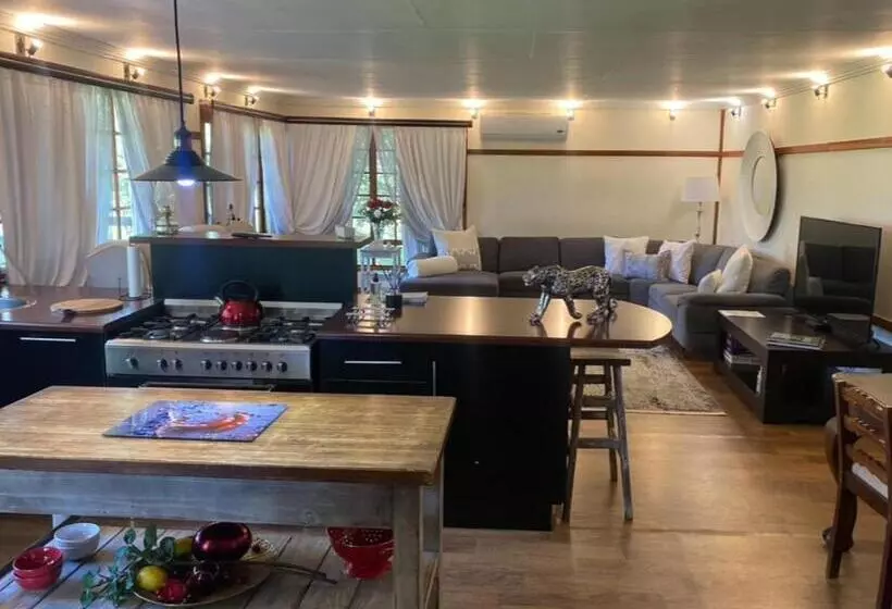 Majatalo Rose And Ivy Cottages