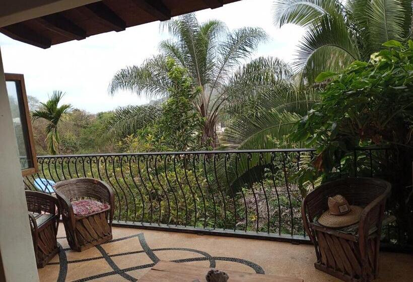 بنسيون Sancha S House