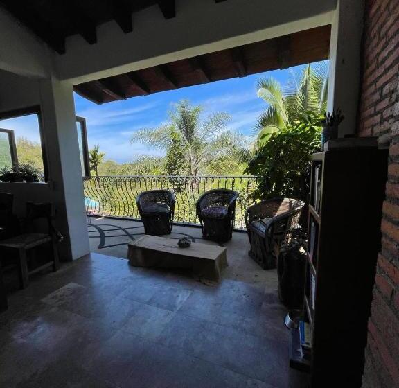 بنسيون Sancha S House