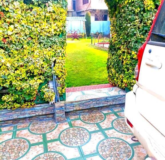 پانسیون Ainoor Cottage