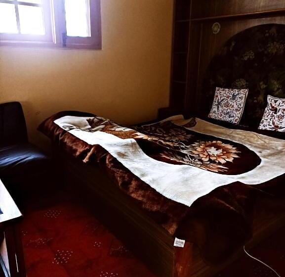 پانسیون Ainoor Cottage