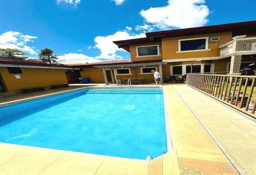 هتل Villa Adelle At Silang
