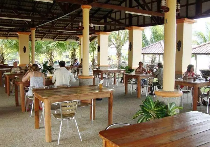 Hotelli Coral Resort