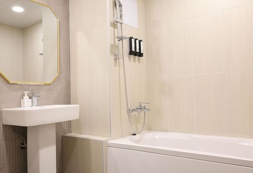 Calm Rest Hotel Gimhae