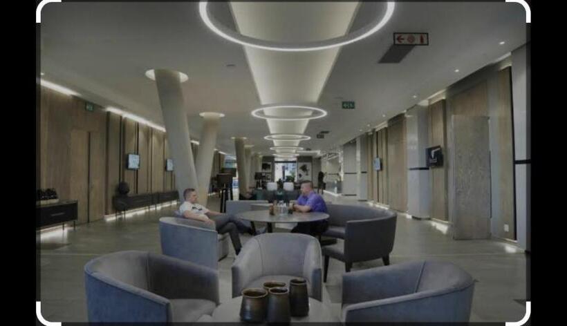 Отель Capitol On The Park