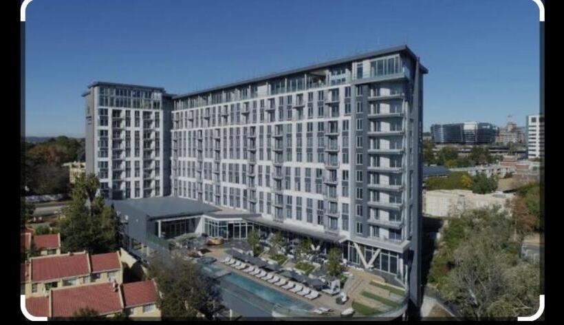 Отель Capitol On The Park