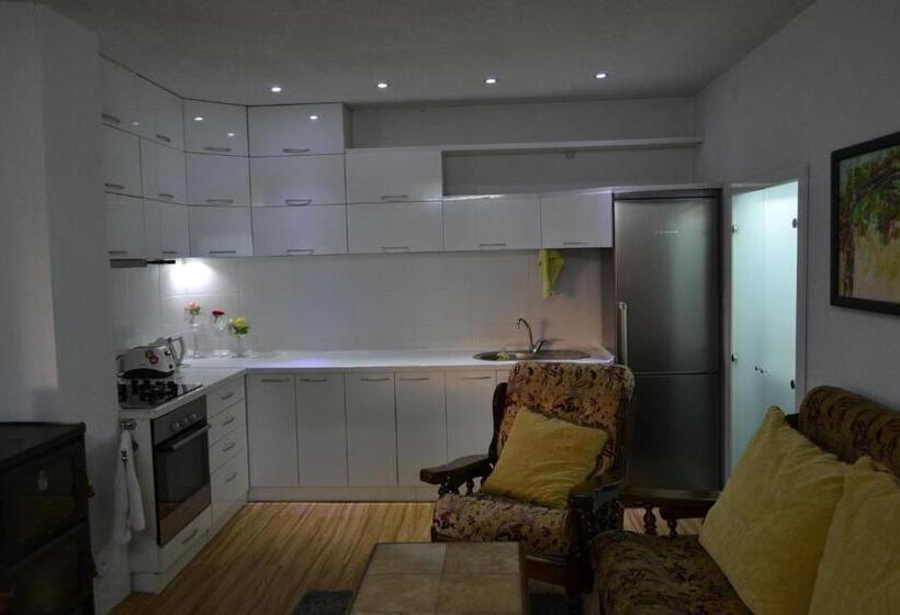 تختخواب و صبحانه Honey Home By Kostoski Inn