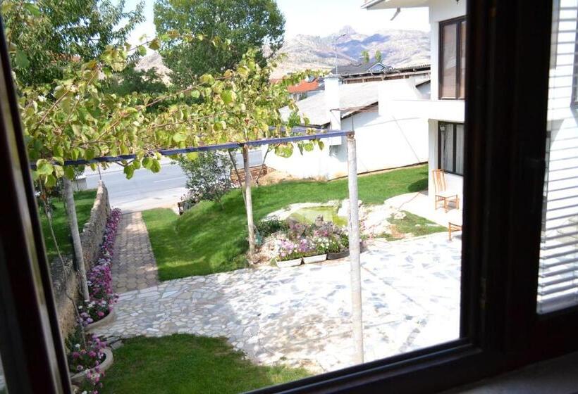 تختخواب و صبحانه Honey Home By Kostoski Inn