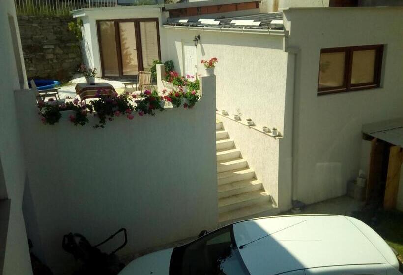 تختخواب و صبحانه Honey Home By Kostoski Inn