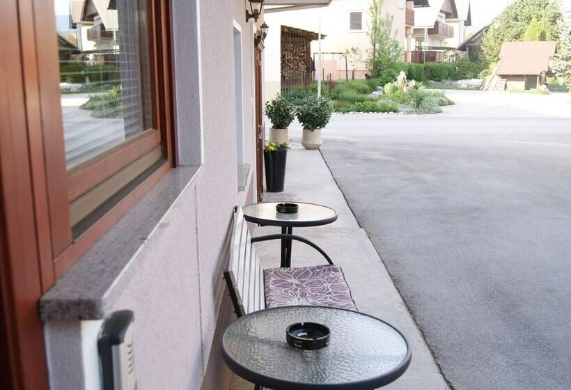 تختخواب و صبحانه Rooms & Apartments Kepic, Airport Accomodation