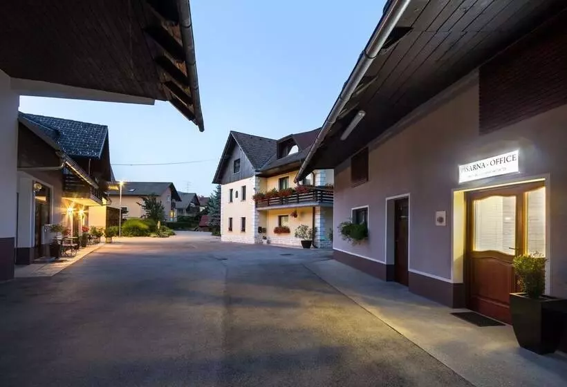 تختخواب و صبحانه Rooms & Apartments Kepic, Airport Accomodation