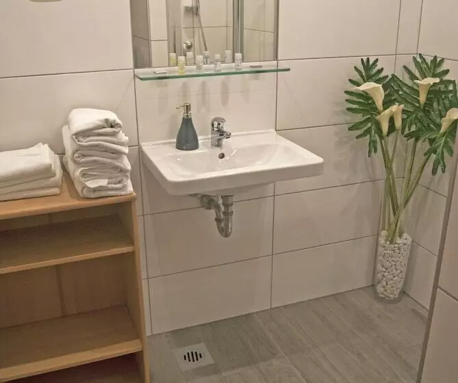 تختخواب و صبحانه Rooms & Apartments Kepic, Airport Accomodation