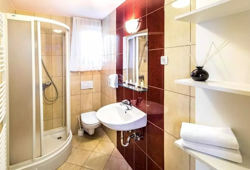 تختخواب و صبحانه Rooms & Apartments Kepic, Airport Accomodation