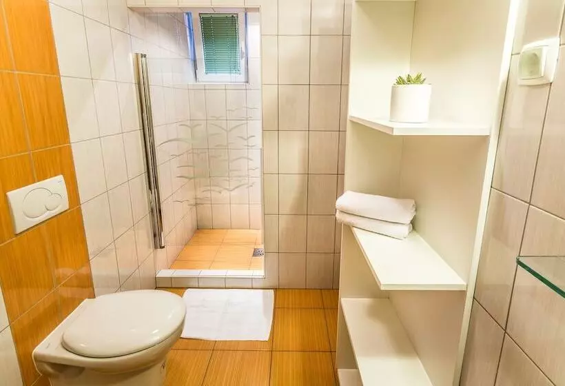 تختخواب و صبحانه Rooms & Apartments Kepic, Airport Accomodation
