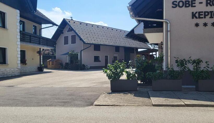 تختخواب و صبحانه Rooms & Apartments Kepic, Airport Accomodation