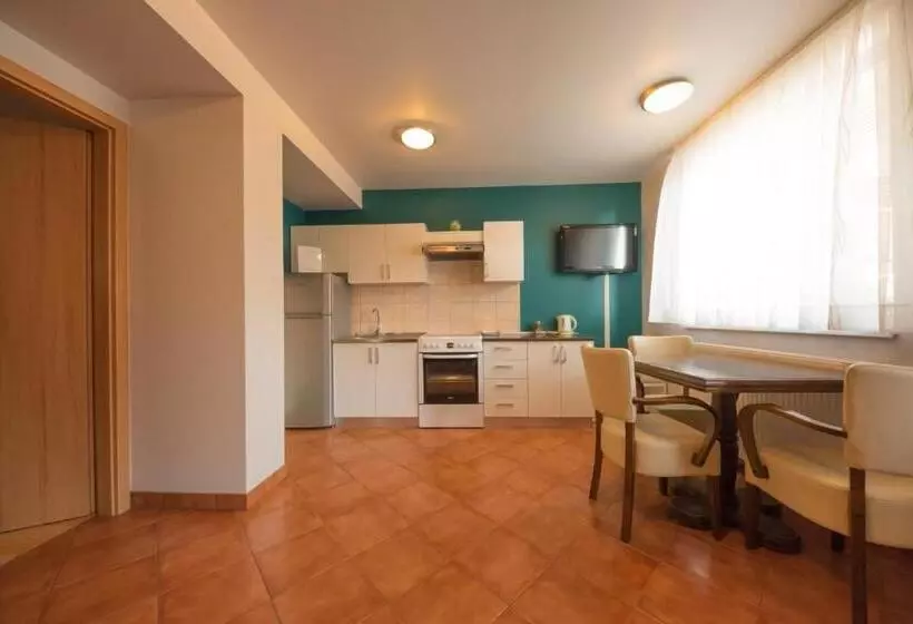 تختخواب و صبحانه Rooms & Apartments Kepic, Airport Accomodation