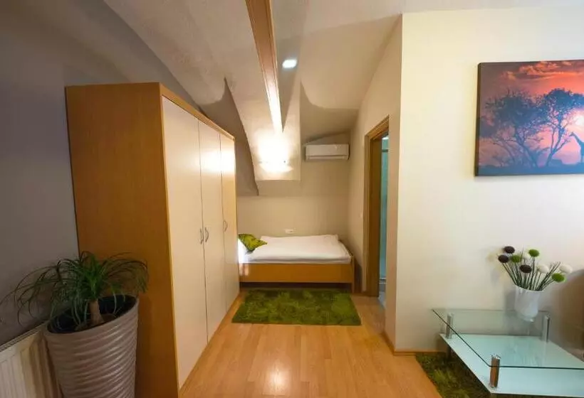 تختخواب و صبحانه Rooms & Apartments Kepic, Airport Accomodation