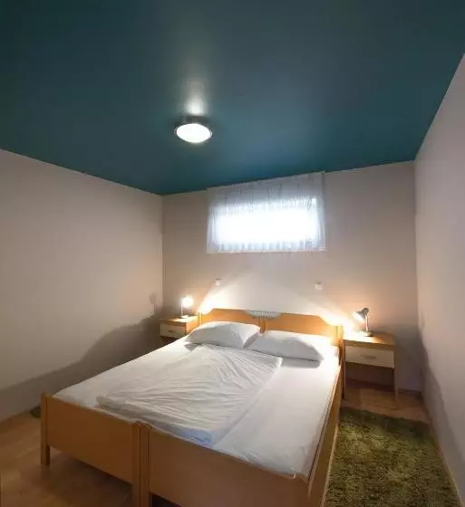 تختخواب و صبحانه Rooms & Apartments Kepic, Airport Accomodation
