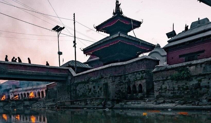 تختخواب و صبحانه Shraddha Palace