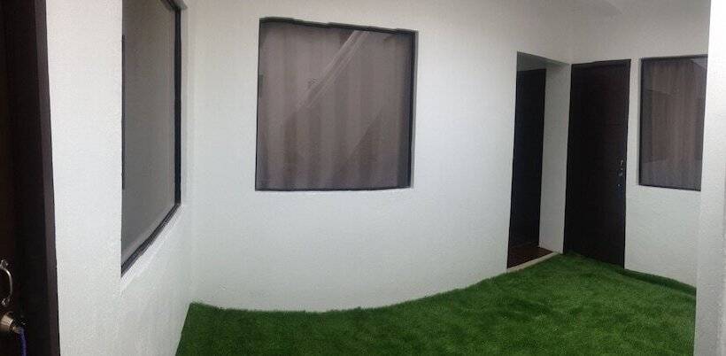 Отель Lola S Lodge