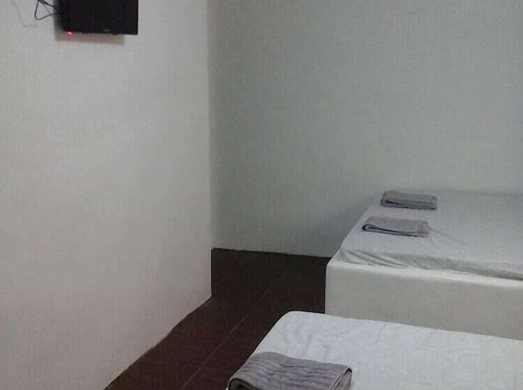 Отель Lola S Lodge