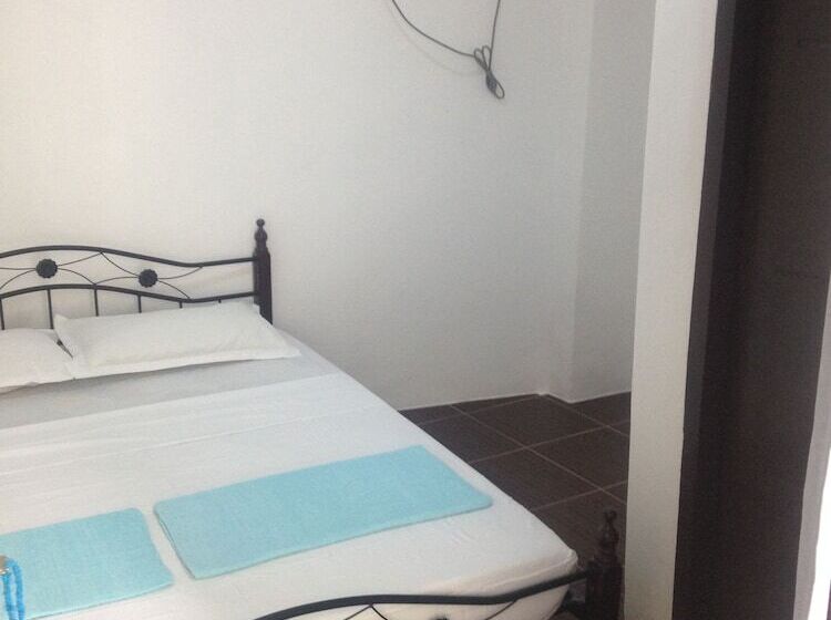 Отель Lola S Lodge