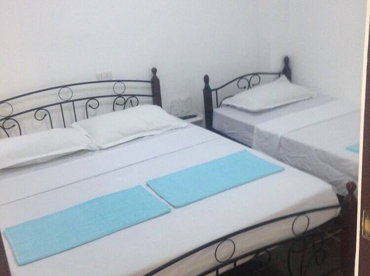 Отель Lola S Lodge