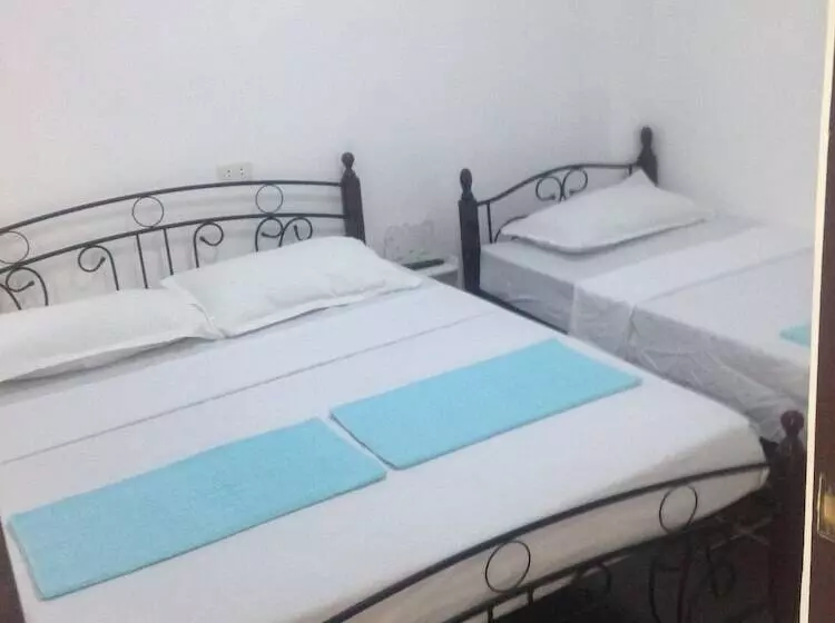 هتل Lola S Lodge