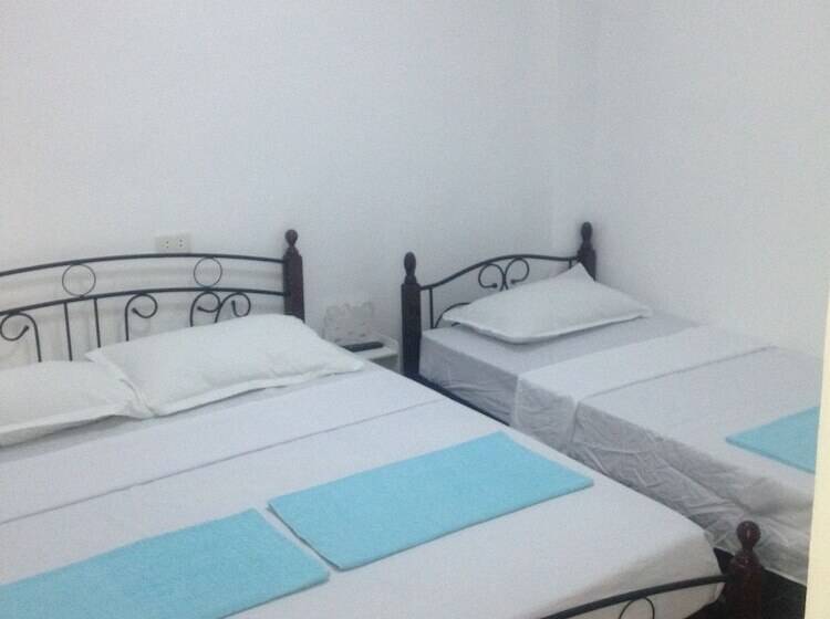 Отель Lola S Lodge